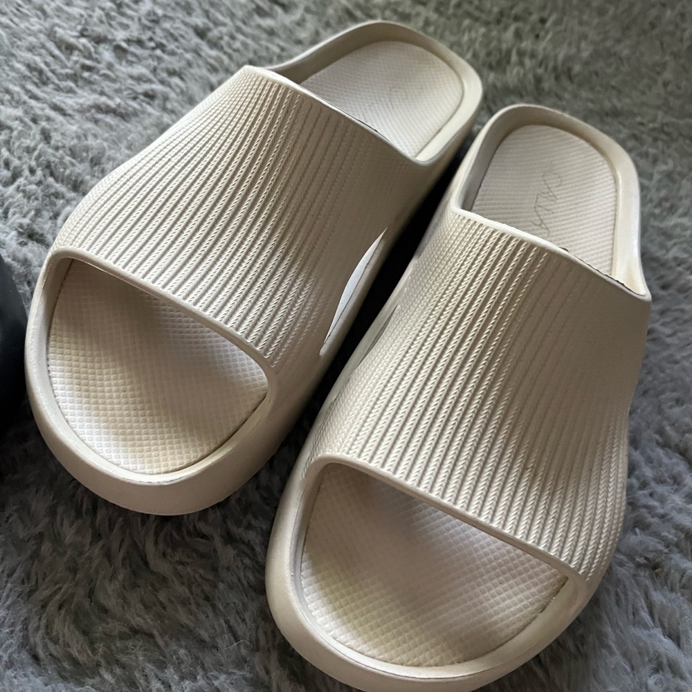 CALIA by Carrie Underwood Cream Sandals, size 9
